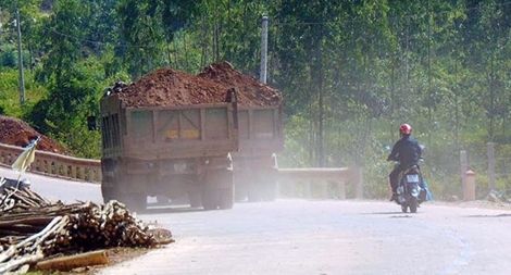 Xe tải chở đất hoành hành trên Tỉnh lộ 610