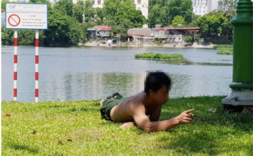 Nam thanh niên "gặm" cỏ ở hồ Thiền Quang không bị "ngáo đá"