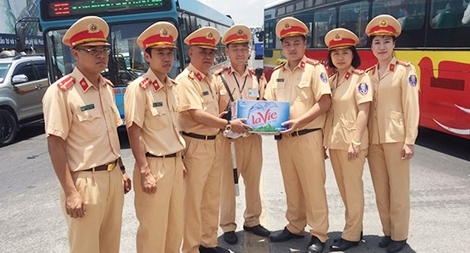 Sắc áo vàng đẫm mồ hôi trên đường phố ngày nắng lửa