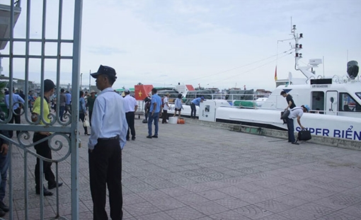 "Giải cứu" gần 2.000 khách du lịch bị mắc kẹt đảo Lý Sơn