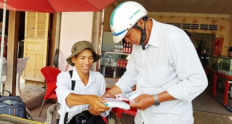 Người bán vé số thi đỗ công chức huyện