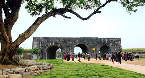 Những tiền nhân lạc thời