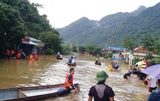 Công an ngâm mình dưới nước làm cọc tiêu phân luồng giao thông