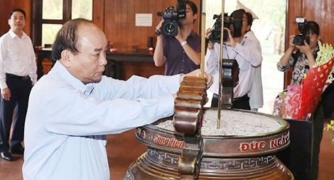 Thủ tướng Nguyễn Xuân Phúc dâng hương tại Khu Di tích Kim Liên