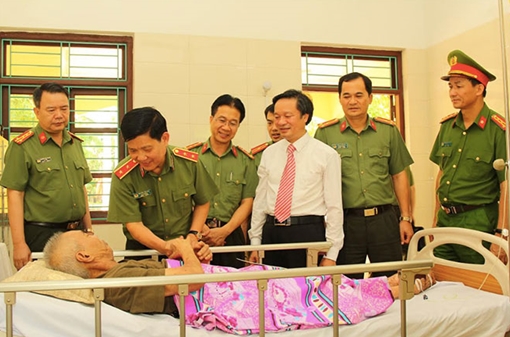 Thứ trưởng Nguyễn Văn Sơn thăm Trung tâm điều dưỡng thương binh Duy Tiên và Kim Bảng