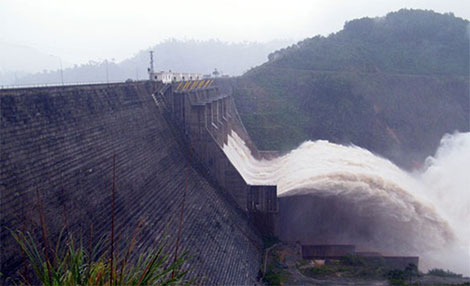 Đóng 1 cửa xả đáy hồ Hòa Bình 