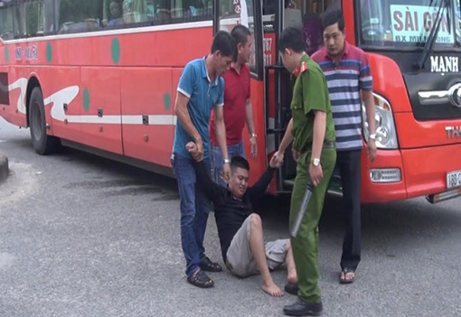 "Ngáo đá" quậy trên xe khách