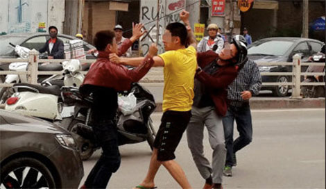 Tạm giữ 7 đối tượng tấn công một cán bộ Công an