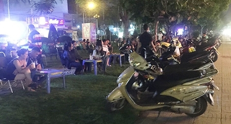 Công viên biến thành quán "cà phê đèn mờ"