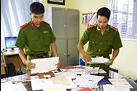 Nhóm đối tượng "liên kết"  làm giả hồ sơ rút tiền ngân sách