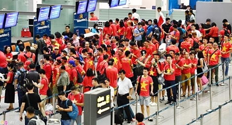 CĐV rầm rộ rời Hà Nội đi cổ vũ Olympic Việt Nam từ 3h sáng