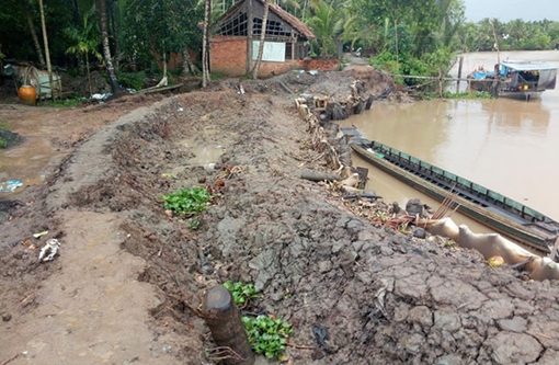 Người dân bức xúc khi đường sạt lở nhưng chậm khắc phục