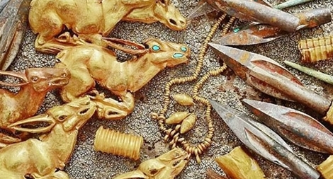 Đào gò đất, phát hiện kho báu 2.800 năm