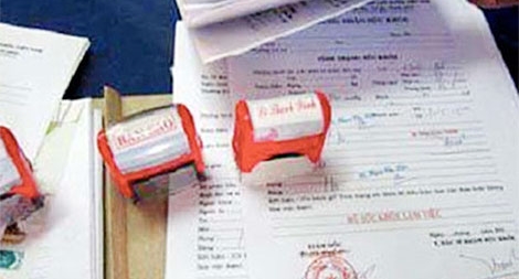 Bắt tạm giam cộng tác viên một tờ báo