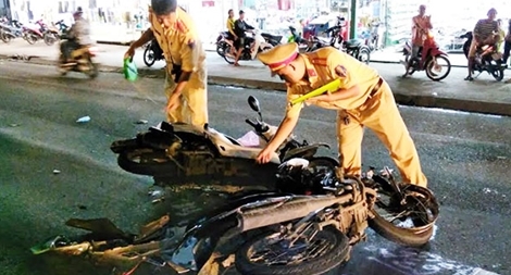 Tông trực diện, 2 xe máy nát bét và 2 người nhập viện