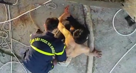 Nghẹt thở giải cứu thanh niên bị ngáo đá cố thủ trên cầu Thuận Phước