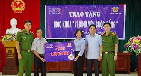 Những chiếc móc khóa “Vì bình yên cuộc sống”