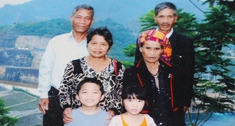 Vợ chồng người Vân Kiều nuôi 6 người con và 2 cháu ăn học thành đạt