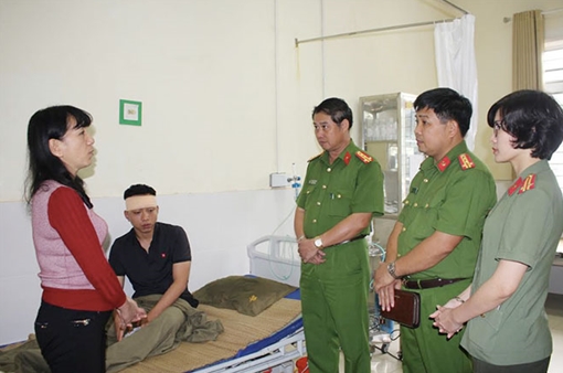 Thăm hỏi chiến sỹ bị thương khi tìm kiếm nạn nhân trong hang Cột Cờ