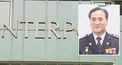 Dưới chân một chiếc ghế trống