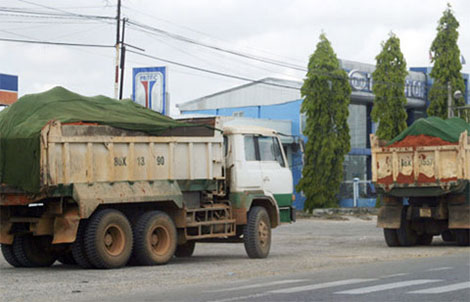 Làm rõ việc cán bộ Thanh tra Chi cục QLĐB 1 có “bảo kê” xe chở hàng quá tải, đóng logo