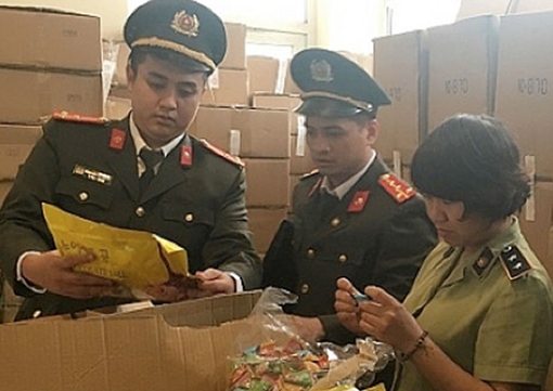 Thu giữ gần 2,4 tấn bánh, kẹo không rõ nguồn gốc từ Lào Cai về Hà Nội