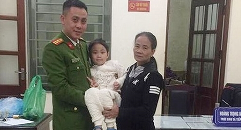 Bàn giao bé gái đi lạc trong đêm về với gia đình an toàn