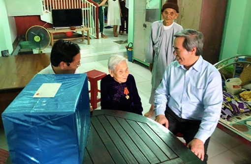 Trưởng Ban Kinh tế Trung ương thăm và tặng quà tại tỉnh Quảng Ngãi