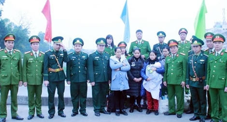 Tiếp nhận 4 phụ nữ và 1 trẻ em trong vụ nghi đưa người sang Trung Quốc sinh con rồi bán