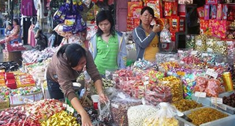 Bánh mứt kẹo, thực phẩm không rõ nguồn gốc bán công khai