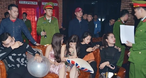 Nhiều dân chơi sử dụng bóng cười trong quán bar ở TP Vinh