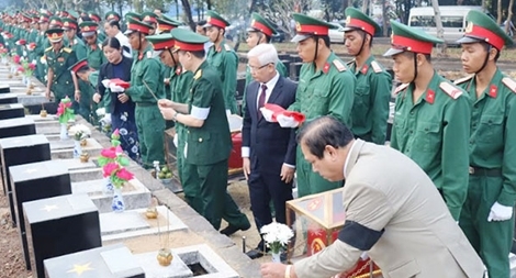 Đưa 44 hài cốt liệt sĩ Quân tình nguyện Việt Nam hy sinh ở Campuchia về lòng đất mẹ