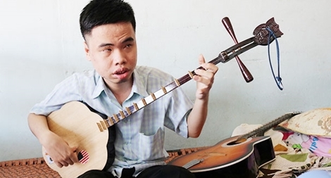 Chàng trai khiếm thị tỏa sáng với 6 loại nhạc cụ