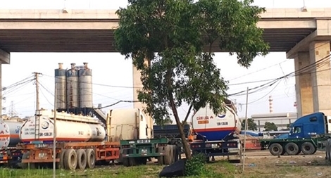 Lấn chiếm hành lang an toàn, tiềm ẩn nguy cơ gây hư hại cầu Bạch Đằng