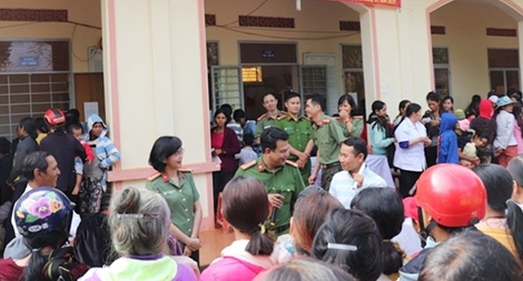 Tròn hai vai Thầy thuốc - Chiến sĩ