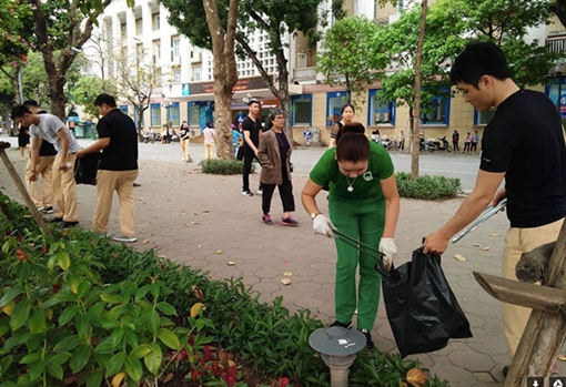 Cảnh sát giao thông chung tay làm đẹp Hồ Gươm