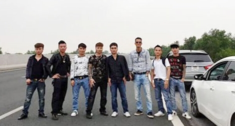 Mời 2 chủ xe chở 8 thanh niên dàn hàng chụp ảnh trên cao tốc 