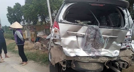 Xe tải húc xe Innova 7 chỗ nát bươm