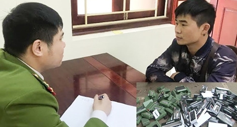 "Nhờ" người quen chở 2 bao tải công cụ hỗ trợ đi tiêu thụ