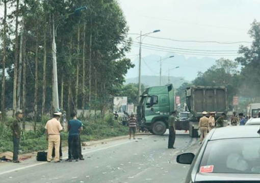 Xe đầu kéo va chạm xe khách khiến 5 người thương vong