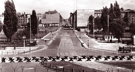 Những đôi tai dưới chân tường Berlin