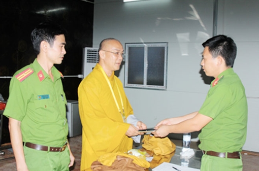 Trao trả túi xách bị thất lạc cho Thượng tọa Thích Quảng Độ