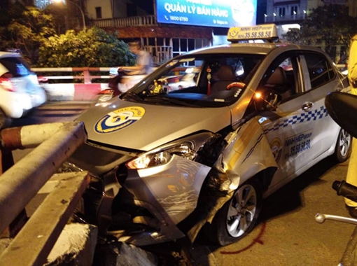 Xe taxi đâm vỡ thành cầu Chương Dương