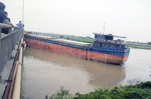 Tàu thủy Hạ Long đâm hỏng nặng cầu An Thái