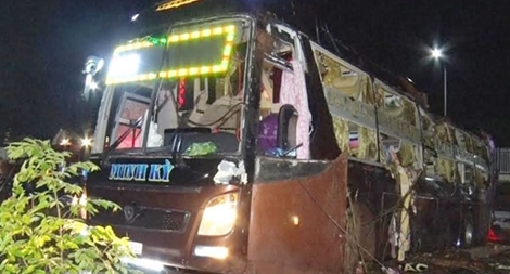Xe khách lật đè 2 mẹ con đi xe máy tử vong, 17 người bị thương
