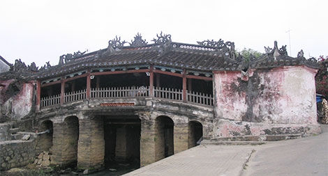 Di tích Chùa Cầu tiếp tục đối mặt với tình trạng ô nhiễm