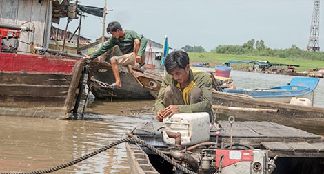 Những phận người bấp bênh theo con nước