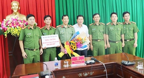 Khen thưởng Công an tỉnh Đắk Nông về thành tích triệt phá đường dây sản xuất, buôn bán xăng giả