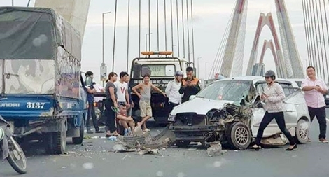 Kia Morning đâm đuôi xe tải, cầu Nhật Tân ùn tắc