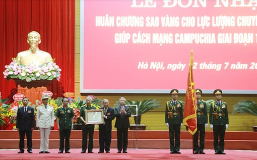 Trao tặng Huân chương Sao vàng cho lực lượng chuyên gia Việt Nam giúp cách mạng Campuchia